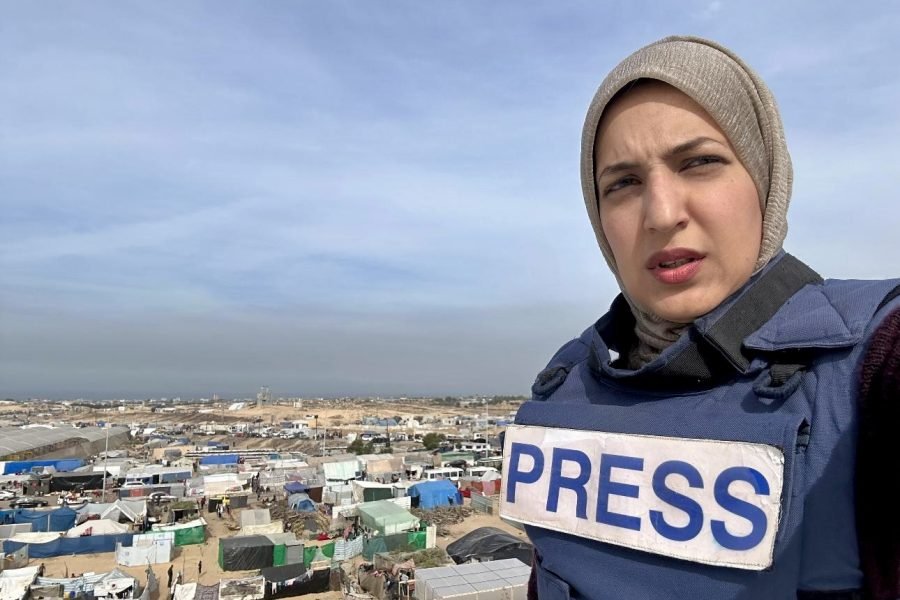 Youmna el Sayed durante la cobertura de la guerra en Gaza. | Youmna el Sayed