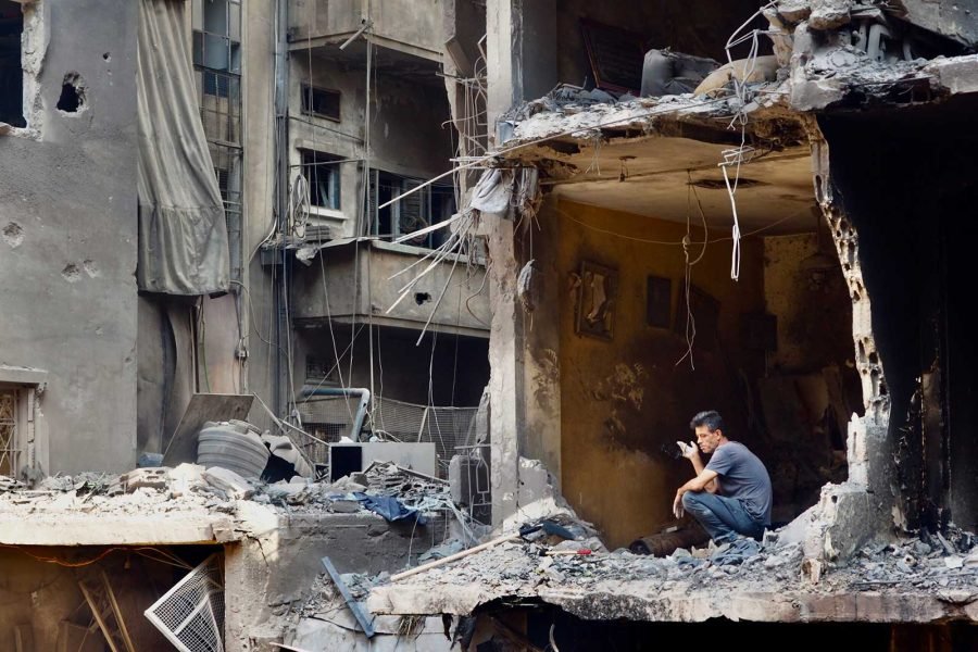 Un hombre sirio recoge recuerdos de los edificios atacados en el barrio de Basta, en el centro de Beirut. | Andrea López-Tomàs