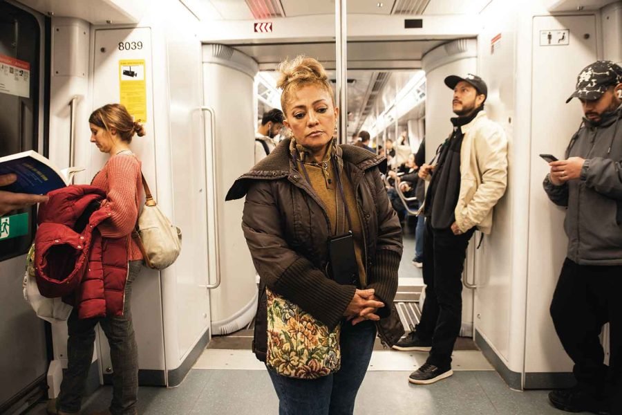 Alejandra de camino a una de las manifestaciones del Sindicat de Llogateres, espacio donde milita.| Sara Aminiyan Llopis