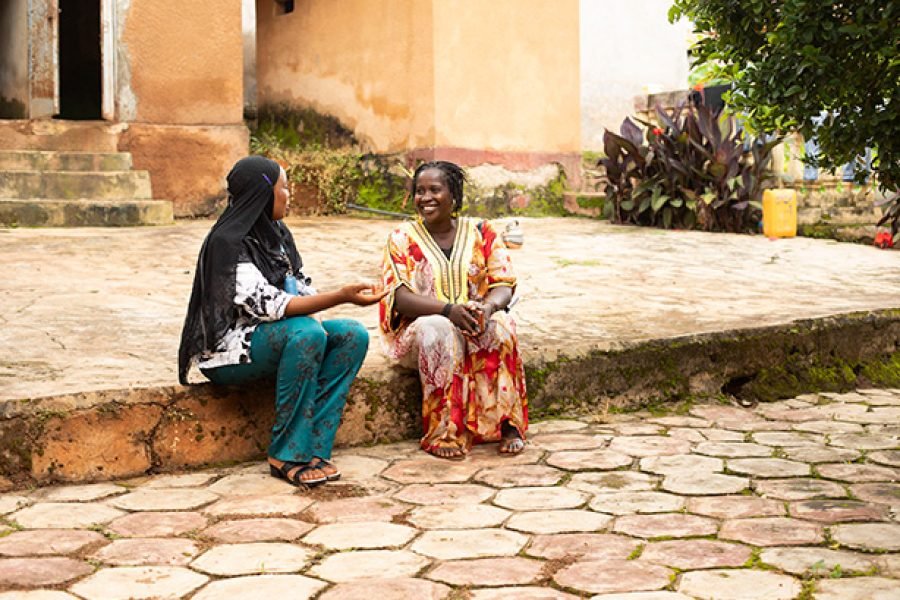 Mominatou y Aissatou hablan entre ellas. Dos jóvenes que han emprendido la ruta y han vuelto. | Sara Aminiyan