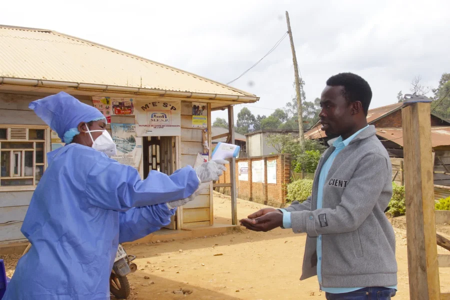 Controles-sanitarios-en-Butembo-Kivu-Norte-Mwana-Mpenzi-Manzekele-scaled