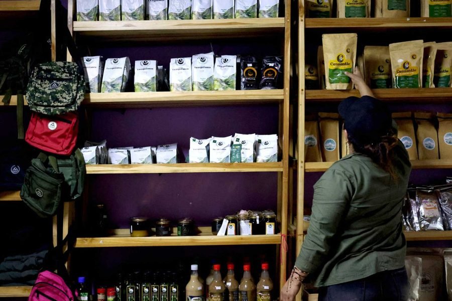 Dianis en el Mercado de Mujeres Construyendo Paz, en la Casa de la Reincorporación de Medellín. | Anna Enrech