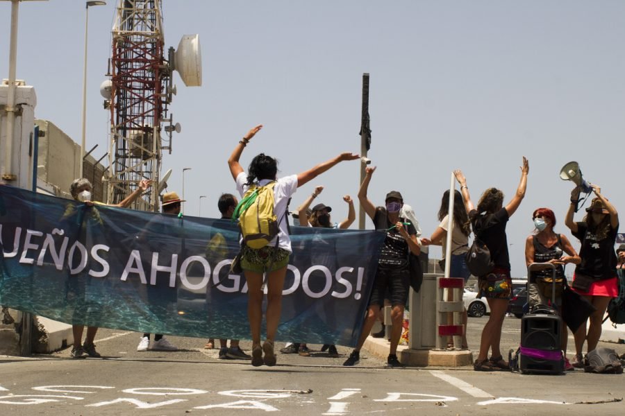 Manifestación_delante_del_muelle_de_Arguineguín