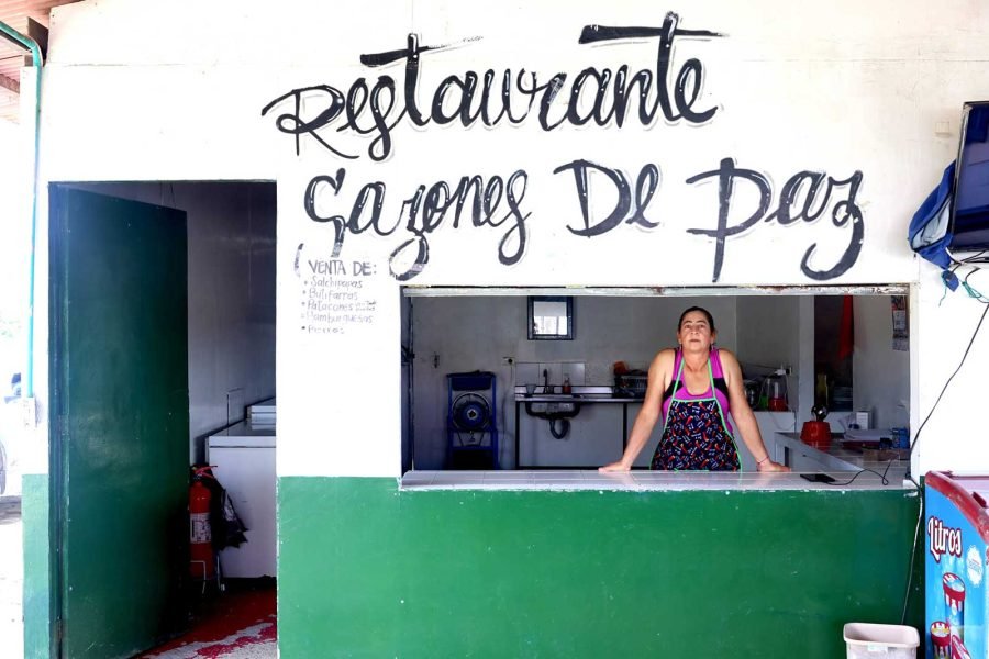 Marta Cecilia se dedica al cuidado de sus animales y de la cocina y servicio del restaruante del ETCR