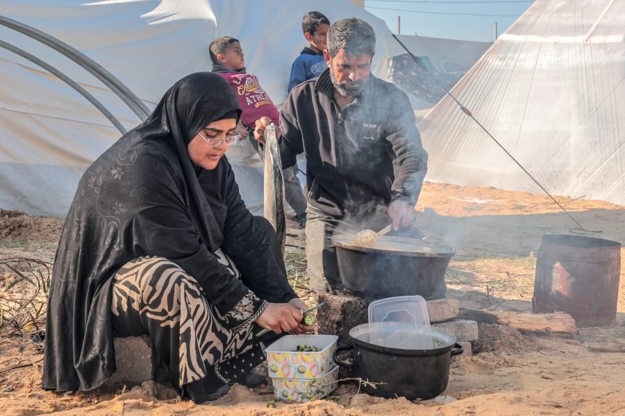 Familia desplazada de Gaza al campamento improvisado en la ciudad de Tal al-Sultan, frontera egipcia de Rafah