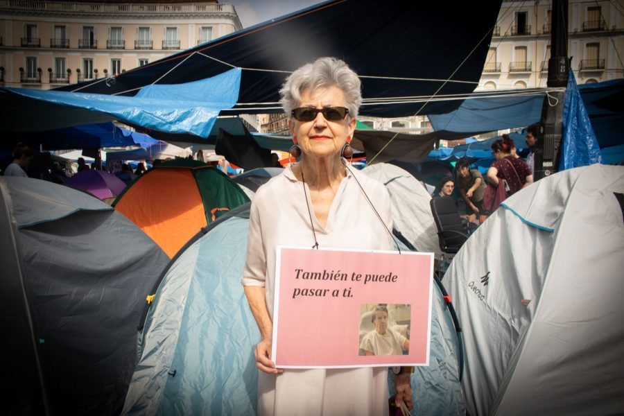Manifestante en Puerta del Sol, en memoria a Maricarmen Abascal | Ysabella Semiramis