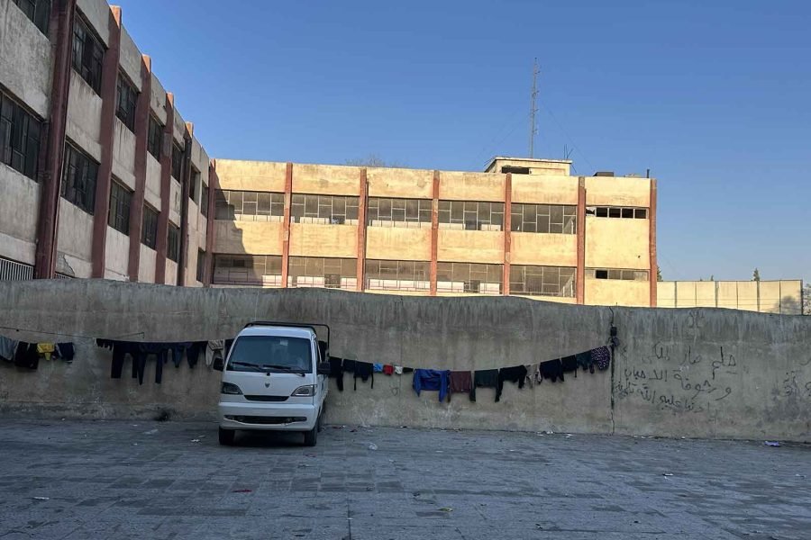 Un colegio de la ciudad de Raqqa acoge cinco familias kurdas. Huyeron del norte de Alepo, días antes de la caída del régimen sirio de Bashar al Assad. | Amina Hussein
