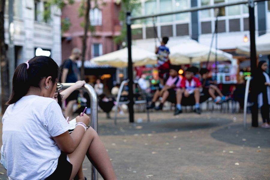 Niñas y niños juegan en un parque infantil del barrio barcelonés del Raval a última hora de la tarde, huyendo del calor | Sara Aminiyan Llopis