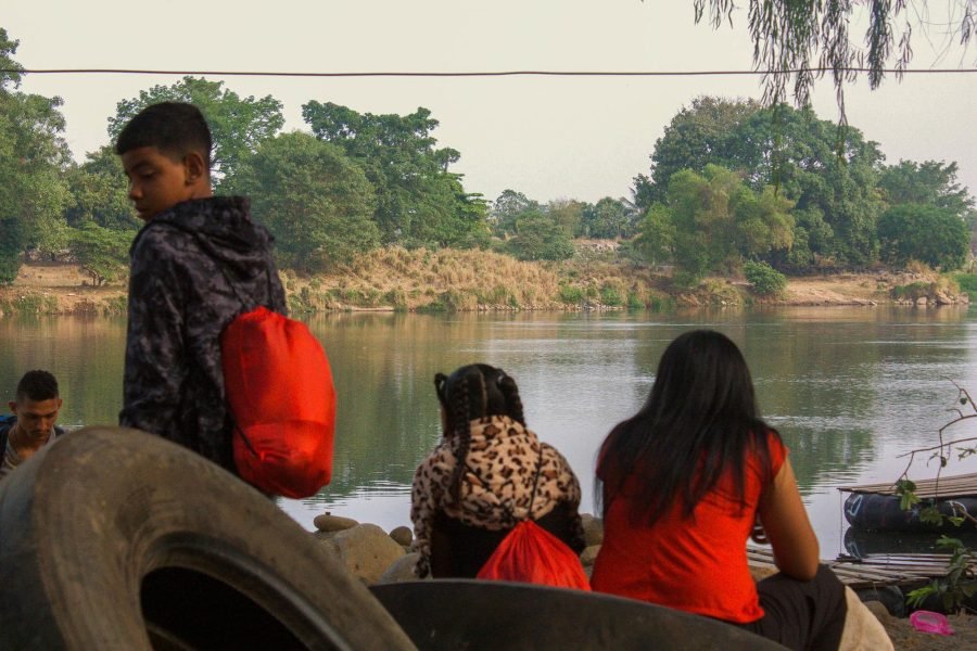 Mujeres cruzan la frontera entre Guatemala y México | MARTINA MADAULA
